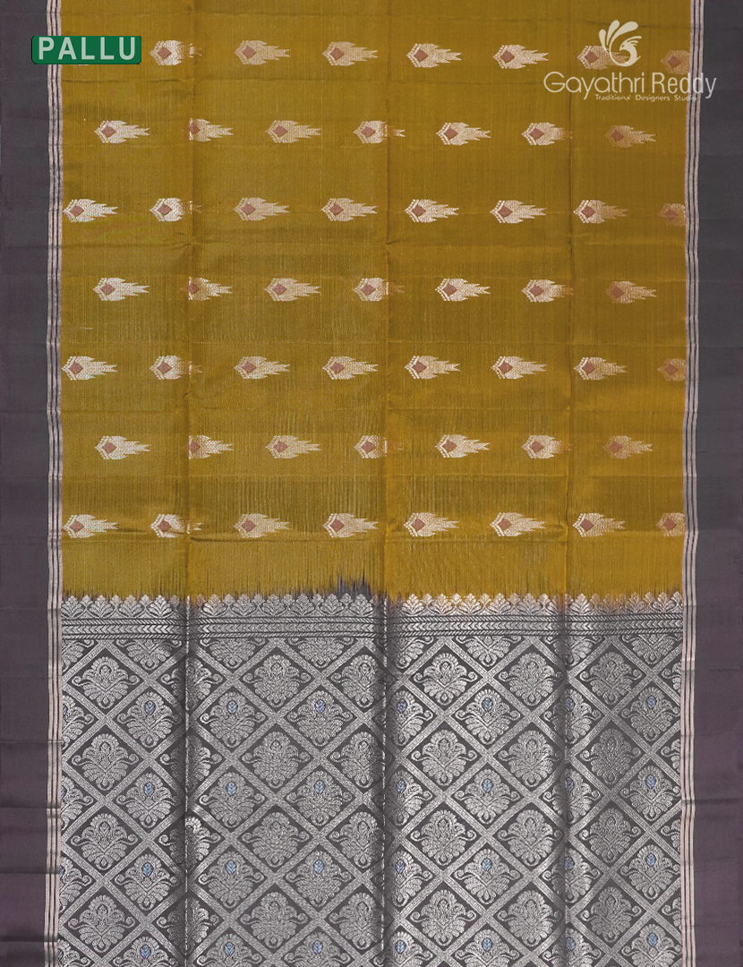Light weight Kanchipuram Silk Saree in Mehendi Green and Deep Snuff