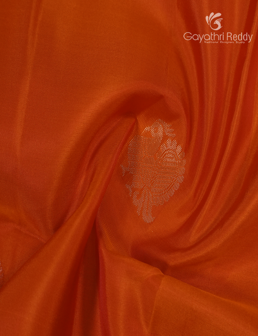 Pure Kanchipuram Silk Saree in Orange and Deep Red ( Small Borders )