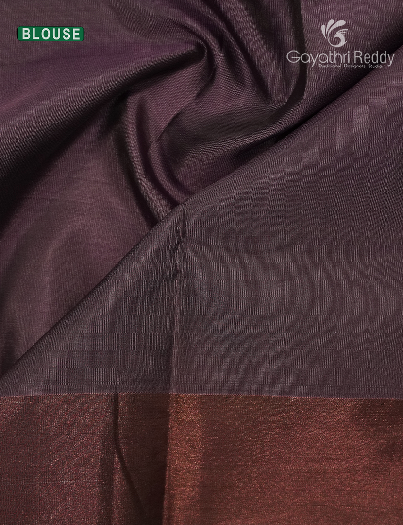 Pure Kanchipuram Silk Saree in Green ( Small Borders )