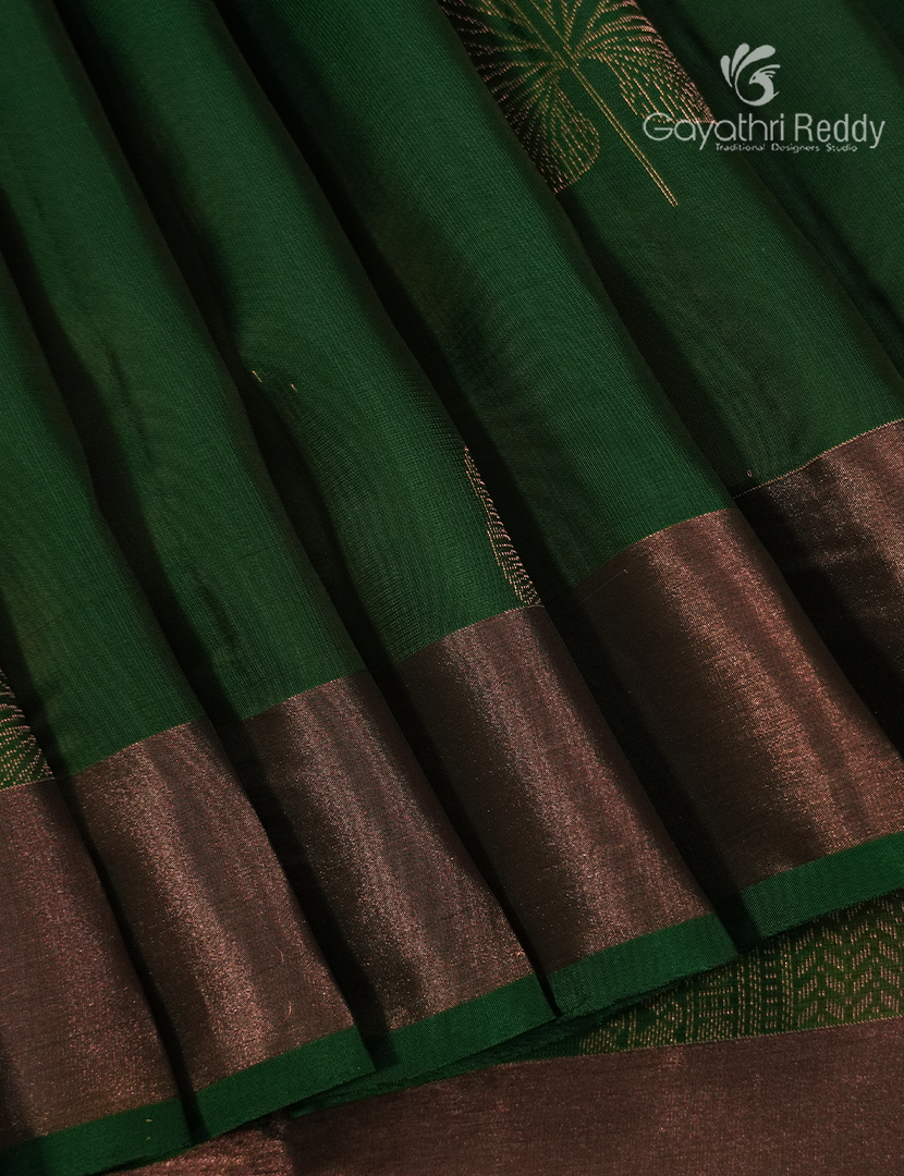 Pure Kanchipuram Silk Saree in Green ( Small Borders )