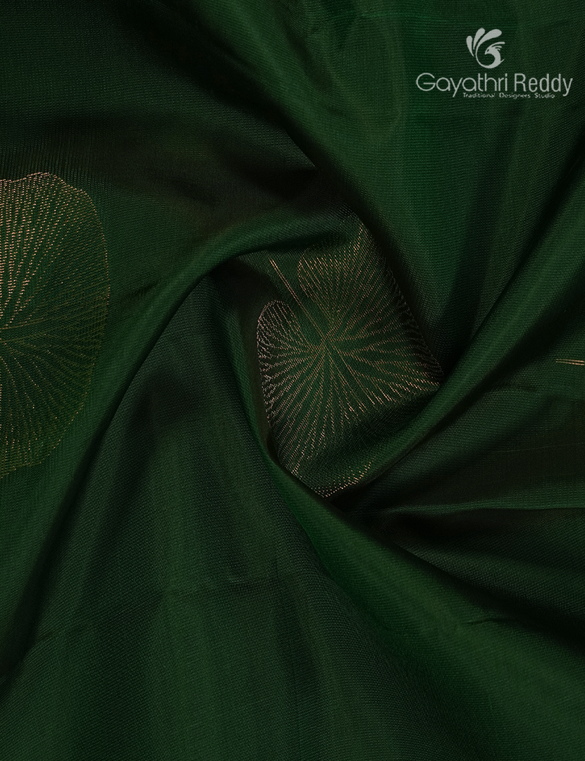 Pure Kanchipuram Silk Saree in Green ( Small Borders )