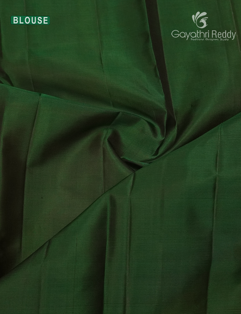 Pure Kanchipuram Silk Saree in Yellow and Green ( Butta Pattern )