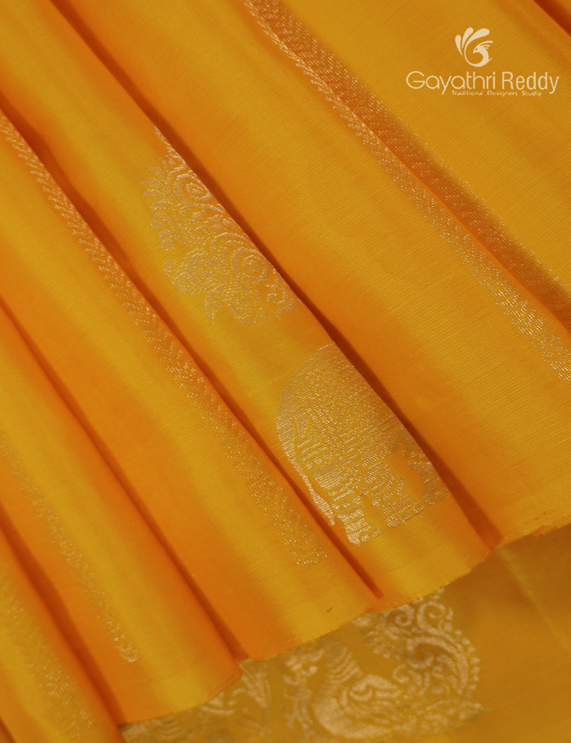 Pure Kanchipuram Silk Saree in Yellow and Green ( Butta Pattern )