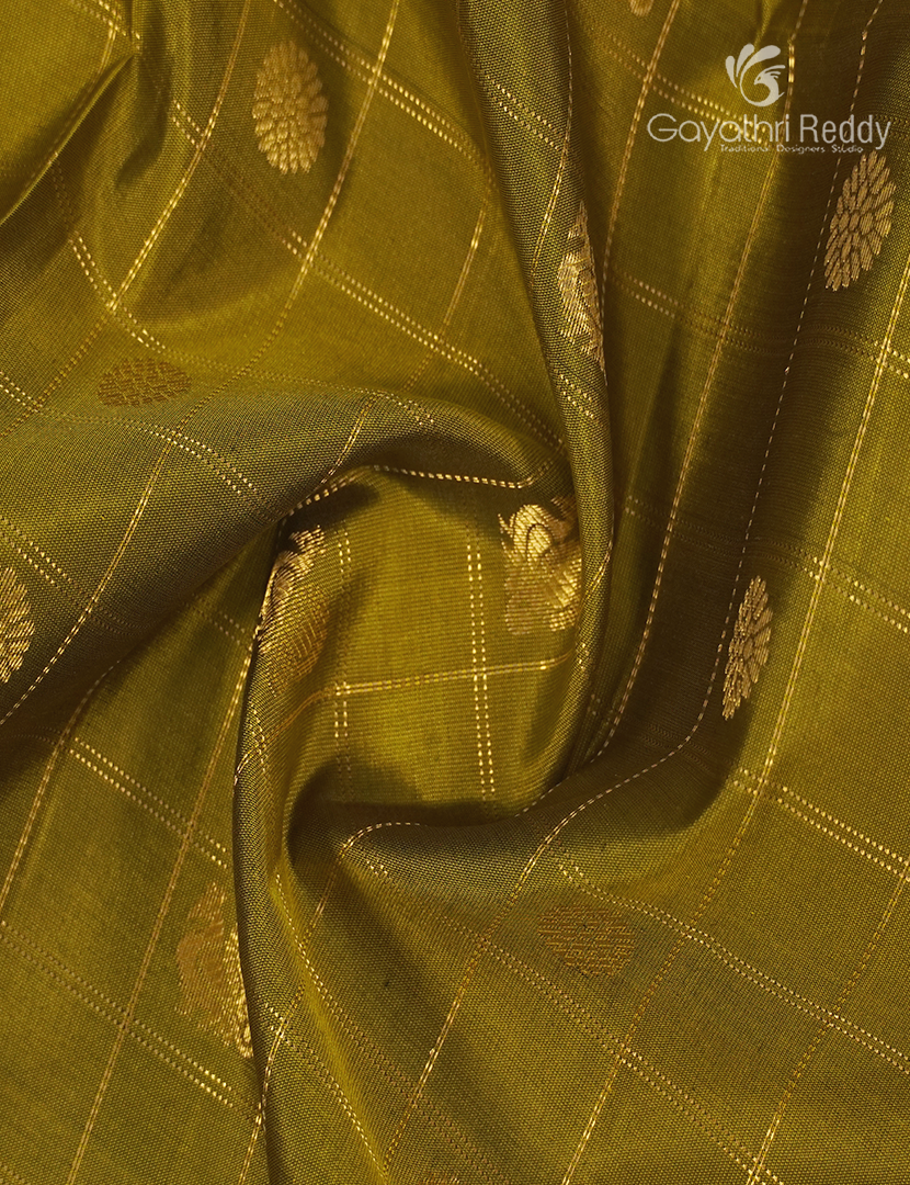 Pure Kanchipuram Vintage Silk Saree in Mehendi Green and Blue