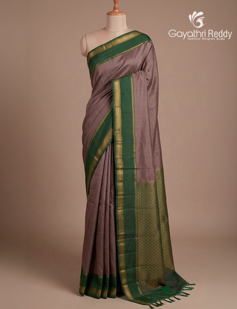 Pure Kanchipuram Light Weight Silk Saree in Onion Pink and Bottle Green