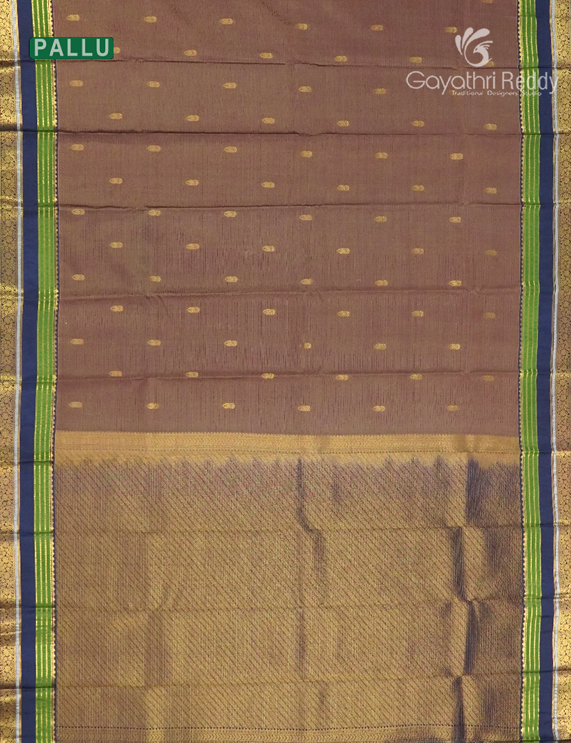Pure Kanchipuram Silk Vintage Saree in Dual Tone of Dusty Brown and Black