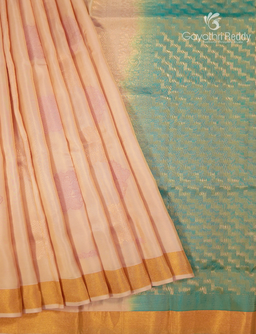 Pure Kanchipuram Silk Saree in Cream ( Small Borders )