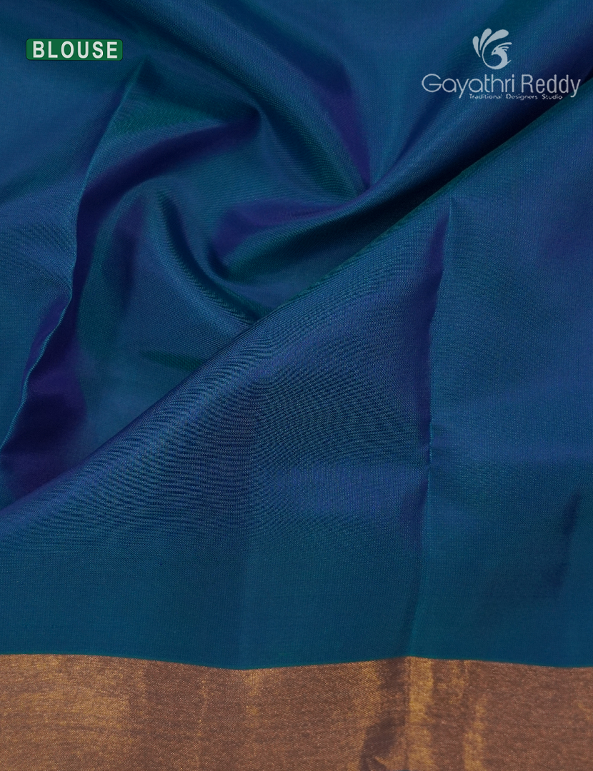 Pure Kanchipuram Silk Saree in Magenta ( Small Borders )