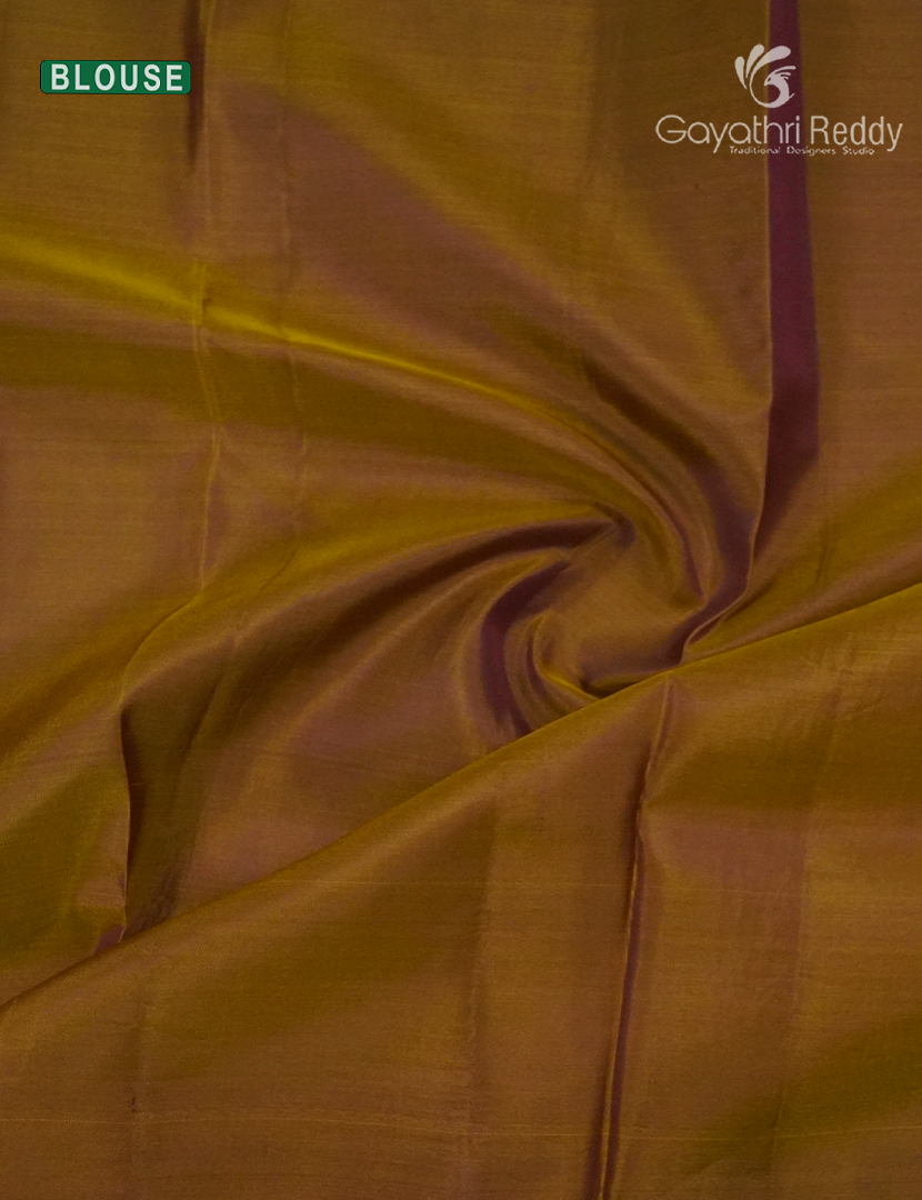 Pure Kanchipuram Silk Saree in Deep Magenta ( Butta Style )