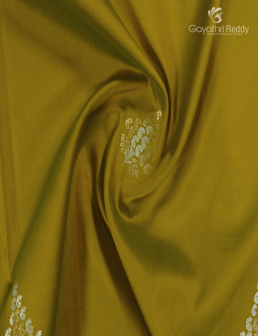 Semi Kanchipuran Silk Saree in Mehendi Green and Parrot Green