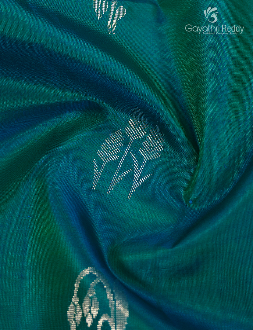 Light weight Kanchipuram Silk Saree in Deep Rama Green and Parrot Green
