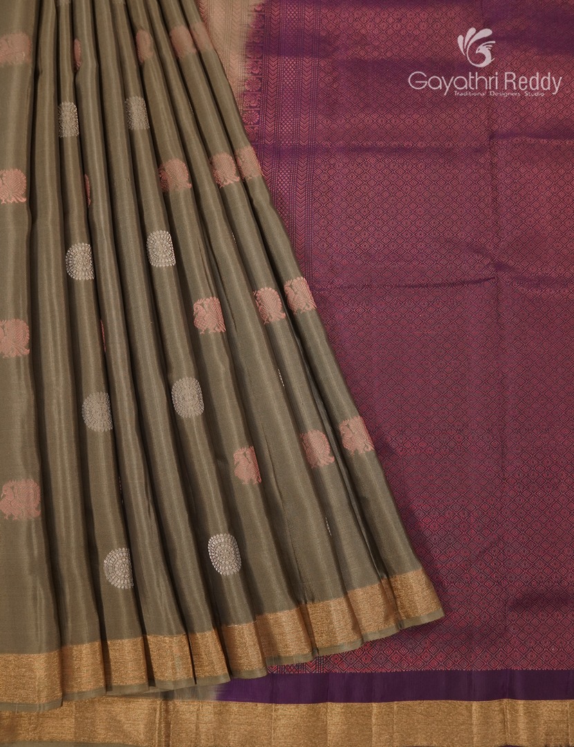 Pure Kanchipuram Silk Saree in Olive Green ( Small Borders )