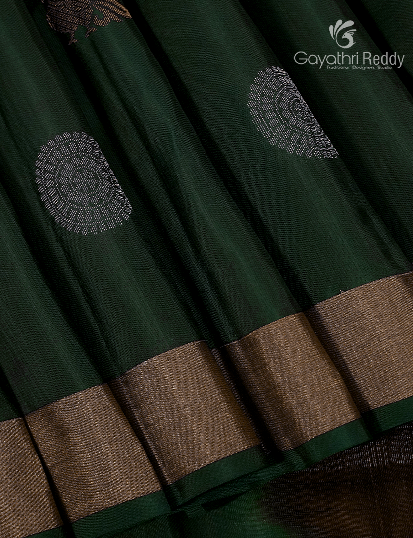 Pure Kanchipuram Silk Saree in Bottle Green ( Small Borders )