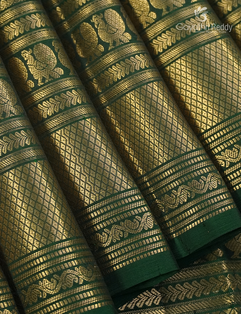 Pure Kanchipuram Vintage Saree ( Medium Border ) Deep Bottle Green