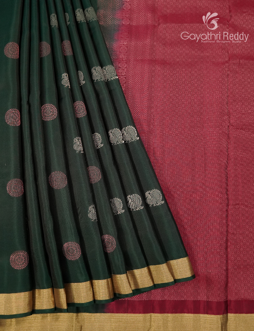 Pure Kanchipuram Silk Saree in Bottle Green ( Small Borders )