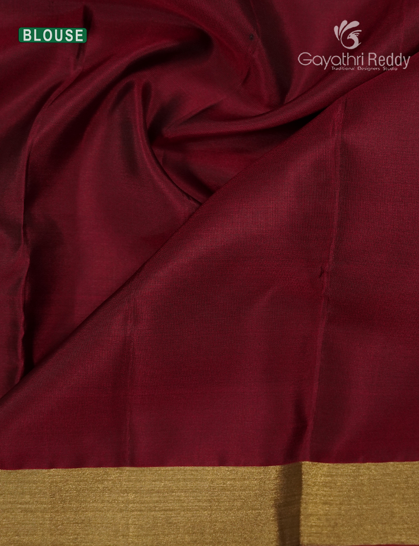Pure Kanchipuram Silk Saree in Bottle Green ( Small Borders )