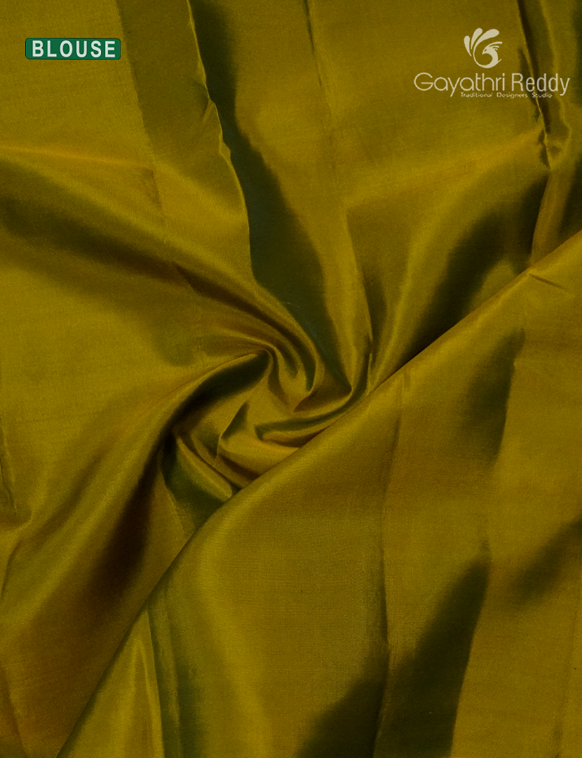 Pure Kanchipuram Silk Saree in Deep Bottle Green ( Butta Style )