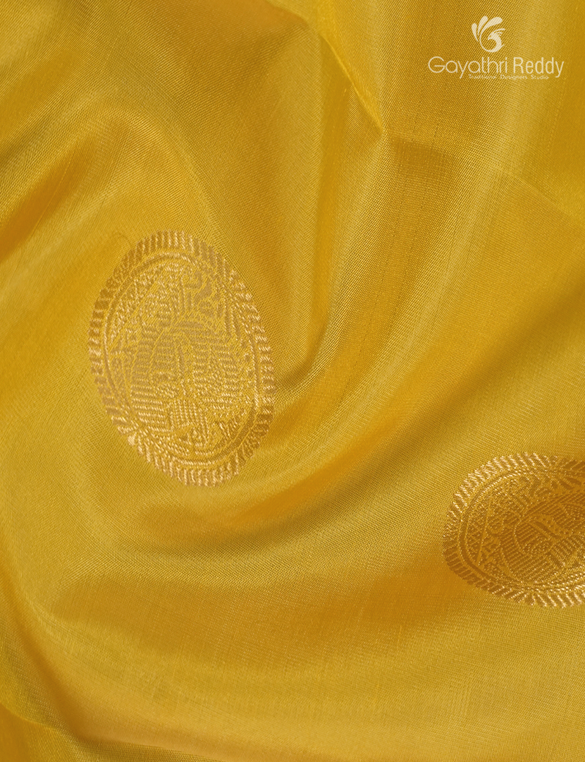 Pure Kanchipuram Vintage Saree ( Medium Border ) in Yellow and Pastel Peach