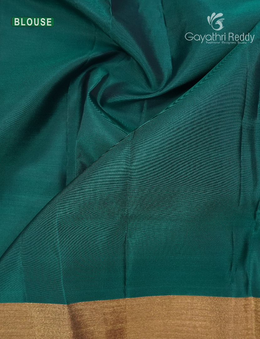 Pure Kanchipuram Silk Saree in Magenta ( Small Borders )