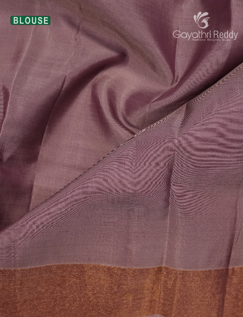Pure Kanchipuram Silk Saree in Peach ( Small Borders )