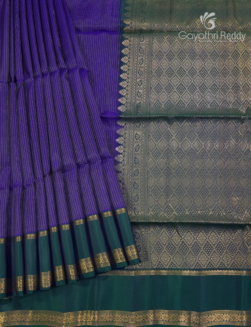 Pure Kanchipuram Light Weight Silk Saree in Deep Violet and Deep Peacock Green