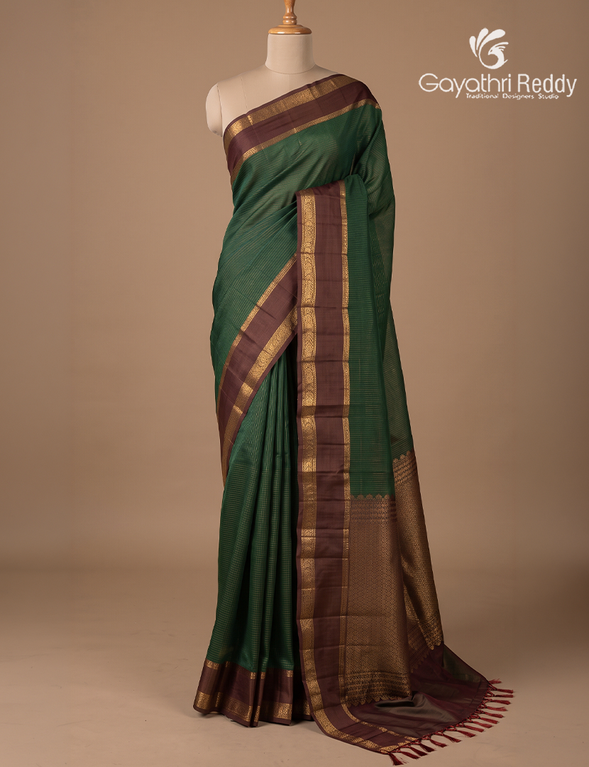 Pure Kanchipuram Light Weight Silk Saree in Green and Deep Snuff