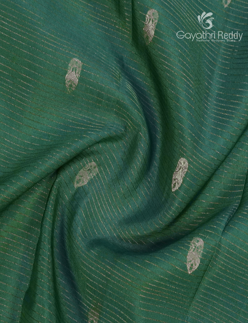Pure Kanchipuram Silk Vintage Saree in Dual Tone of Sea Green and Black