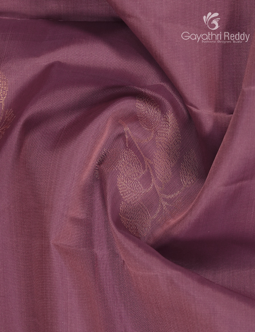 Pure Kanchipuram Silk Saree in Peach ( Small Borders )
