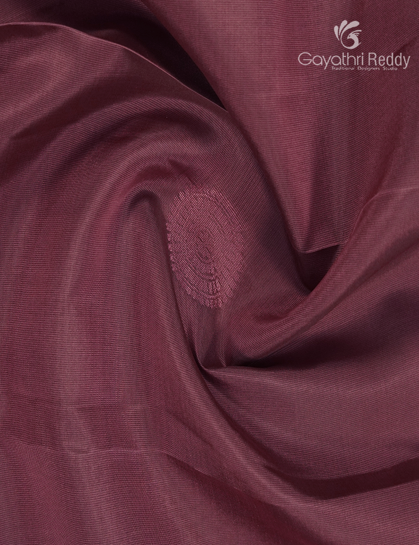 Pure Kanchipuram Silk Saree in Onion Pink ( Small Borders )