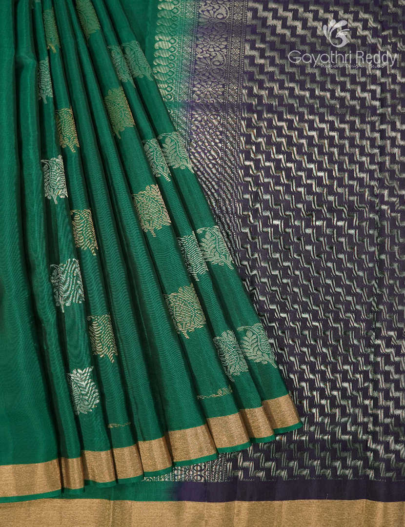 Pure Kanchipuram Silk Saree in Emerald Green ( Small Borders )