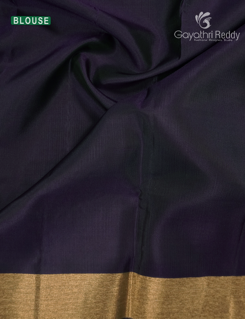 Pure Kanchipuram Silk Saree in Emerald Green ( Small Borders )
