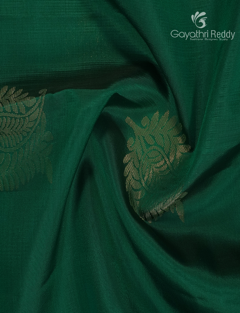Pure Kanchipuram Silk Saree in Emerald Green ( Small Borders )