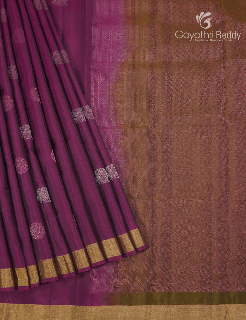 Pure Kanchipuram Silk Saree in Deep Magenta and Mehendi Green ( Small Borders )