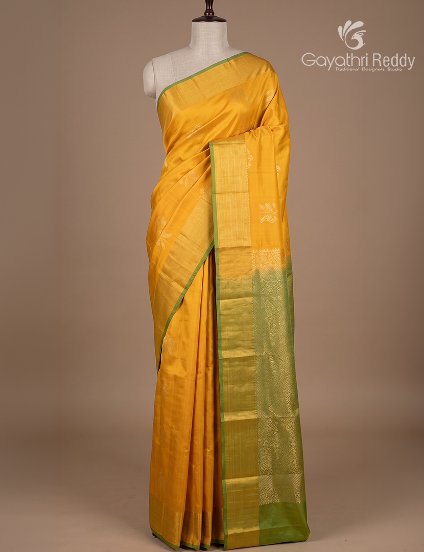 Pure Kanchipuram Silk Saree in Yellow and Mehendi Green ( Small Borders )