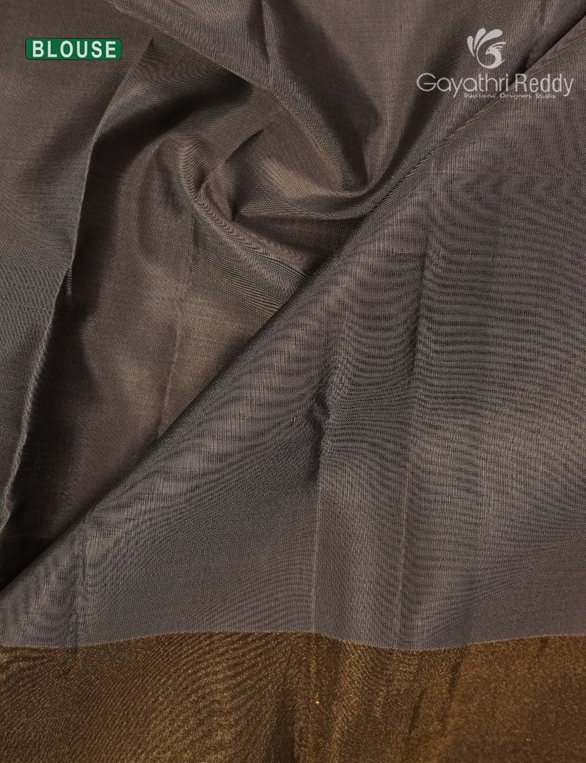 Pure Kanchipuram Silk Saree in Green ( Small Borders )