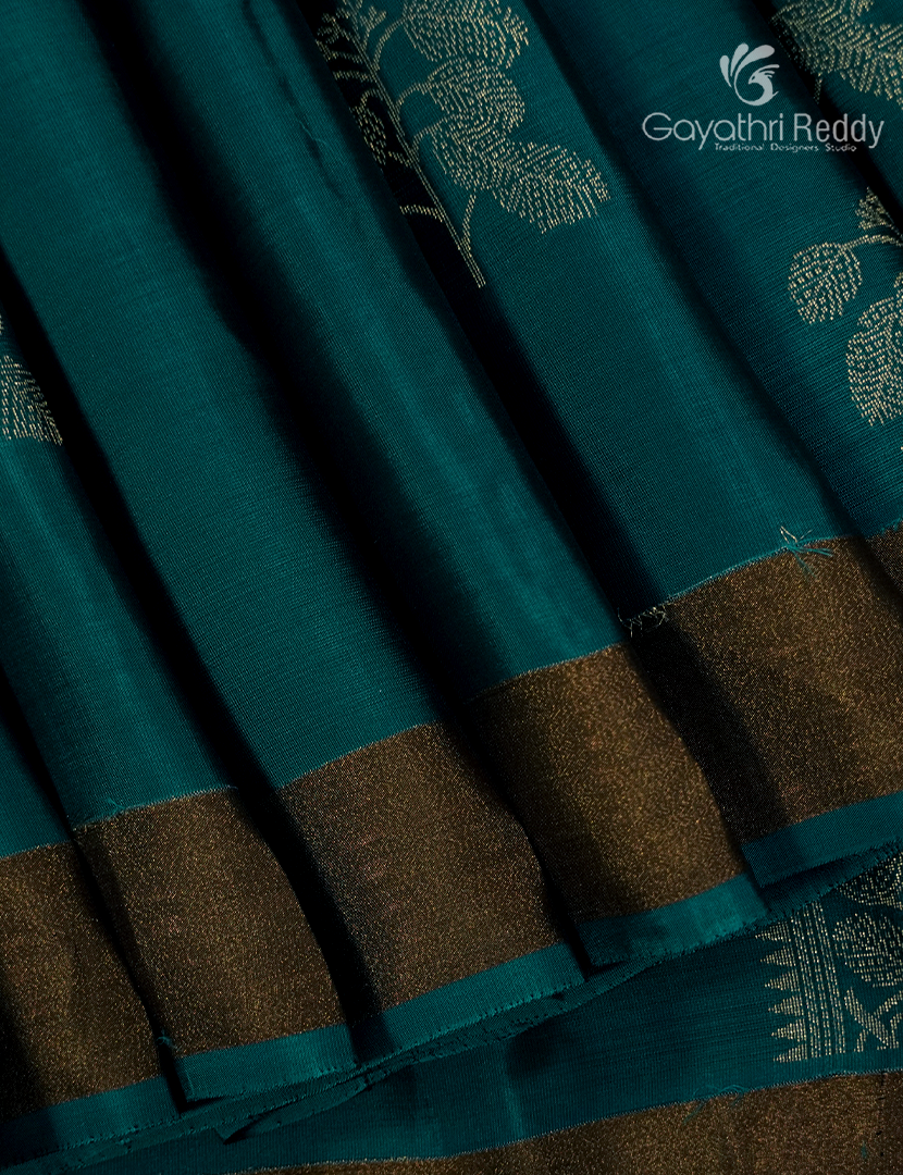 Pure Kanchipuram Silk Saree in Green ( Small Borders )