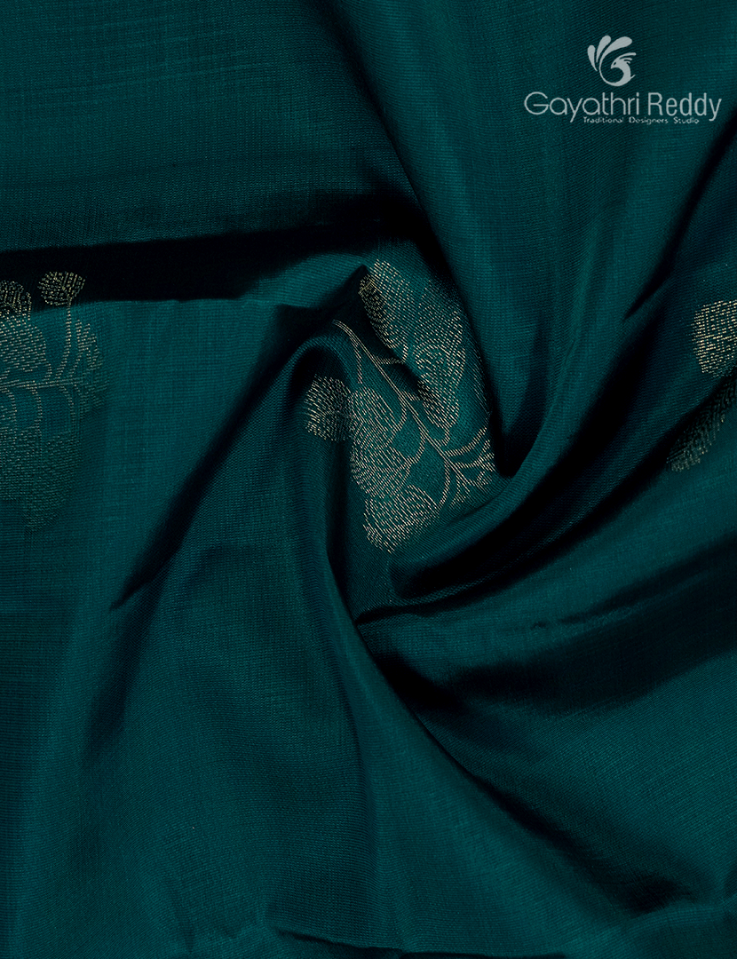 Pure Kanchipuram Silk Saree in Green ( Small Borders )