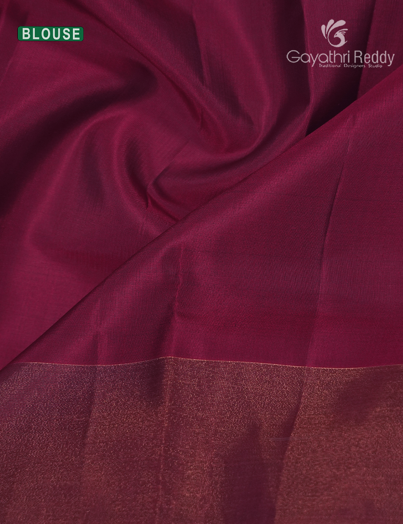Pure Kanchipuram Silk Saree in Mehendi Green ( Small Borders )