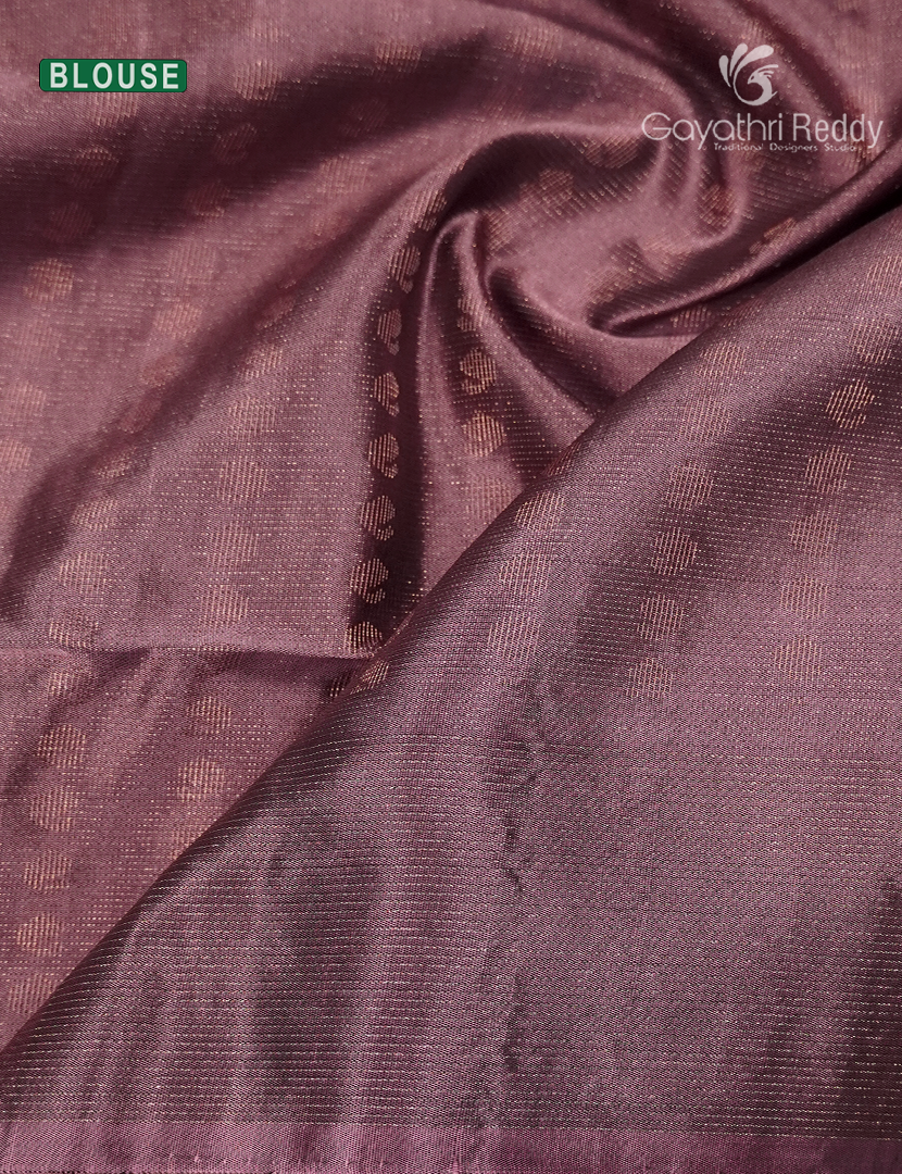 Pure Kanchipuram Light Weight Silk Saree in Black and Onion Pink