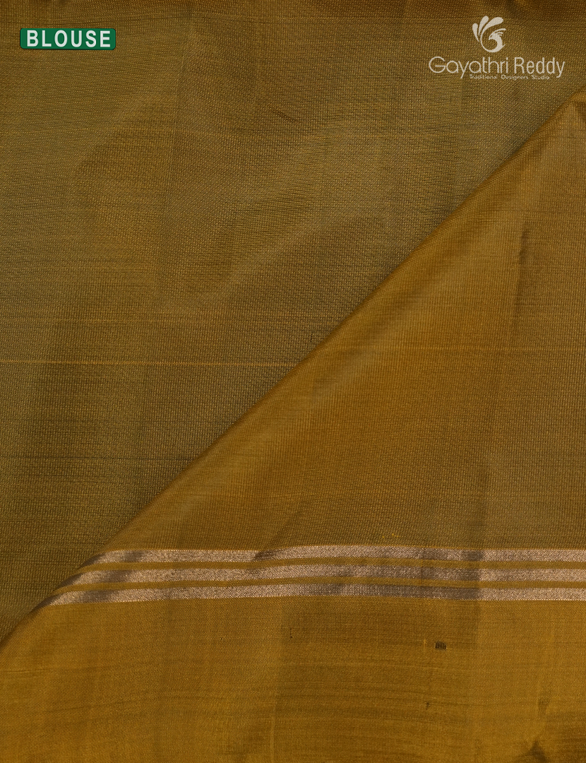 Light weight Kanchipuram Silk Saree in Deep Green and Mustard