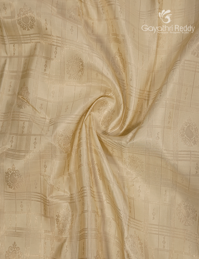 Pure Kanchipuram Silk Saree in Golden Cream and Orange ( Butta Pattern )