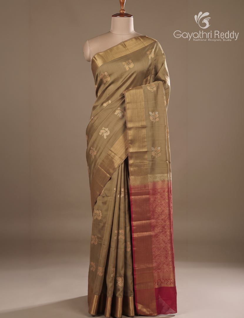 Pure Kanchipuram Silk Saree in Mehendi Green ( Small Borders )