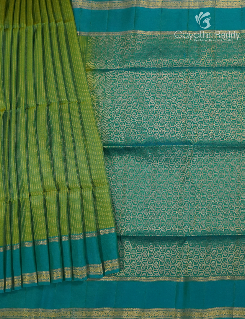 Pure Kanchipuram Light Weight Silk Saree in Parrot Green and Teal Blue