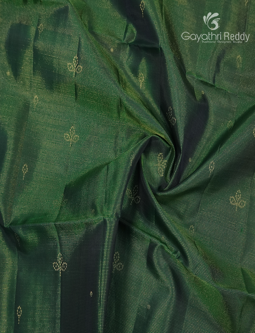 Pure Kanchipuram Light Weight Silk Saree in Green and Mehendi Green