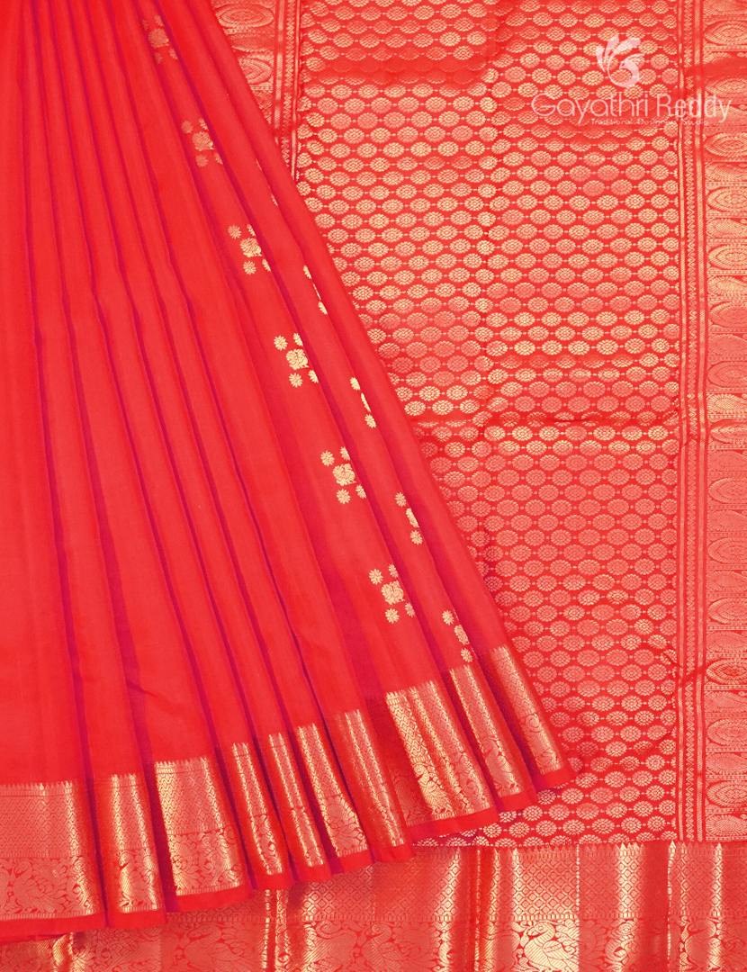 Pure Kanchipuram Silk Saree in Crimson Red (Medium Borders )