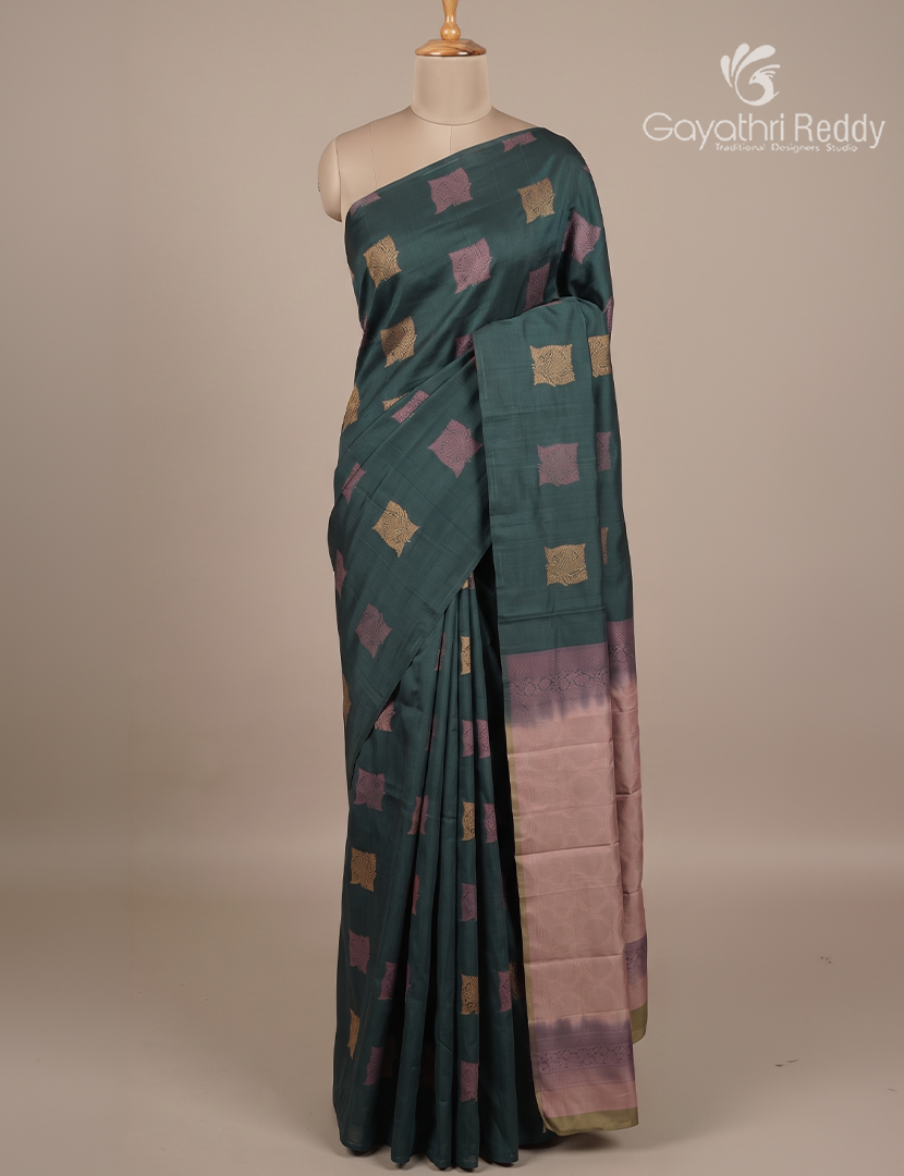 Pure Kanchipuram Silk Saree in Bottle Green ( Butta Style )