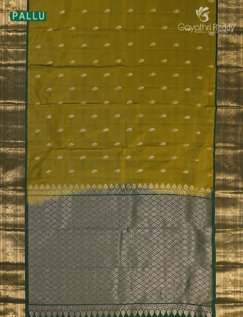 Pure Kanchipuram Silk Saree in Mehendi Green and Deep Bottle Green