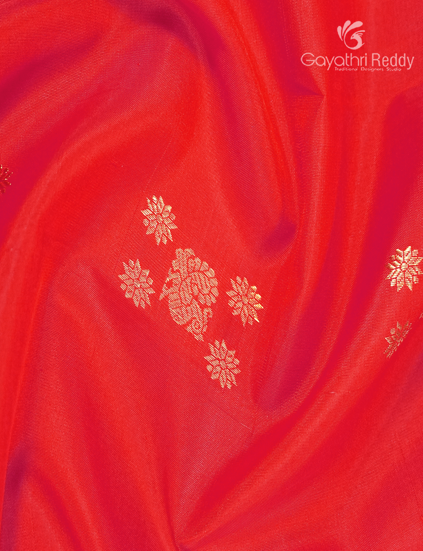 Pure Kanchipuram Silk Saree in Crimson Red (Medium Borders )