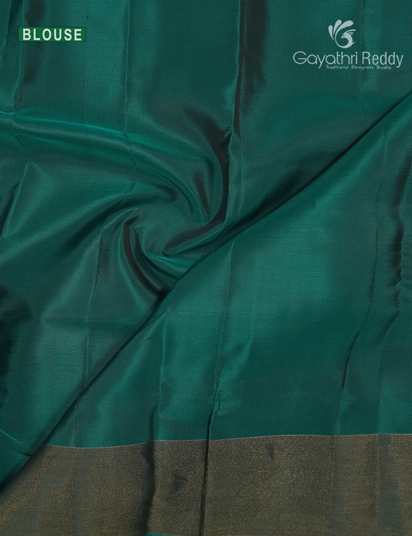 Pure Kanchipuram Silk Saree in Golden Beige and Rama Green ( Small Borders )