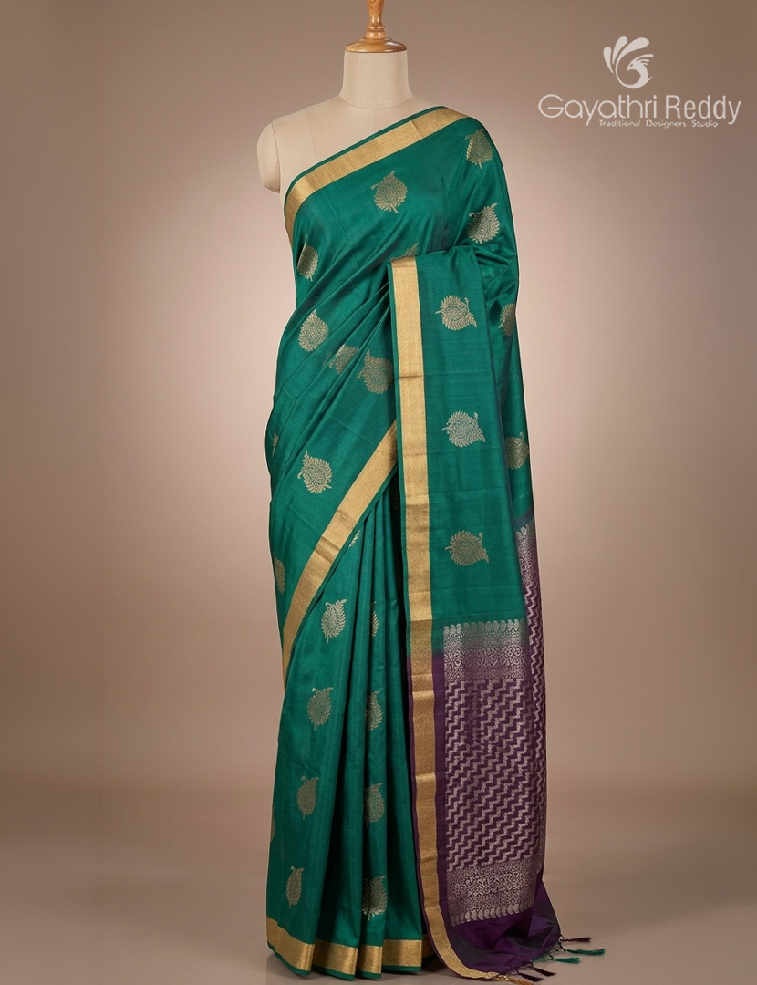 Pure Kanchipuram Silk Saree in Emerald Green ( Small Borders )
